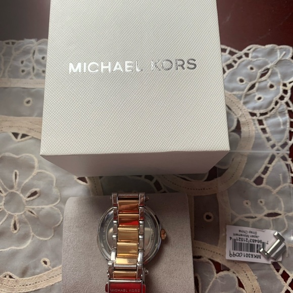 Michael Kors authentic Parker Chrono watch with crystal - Picture 3 of 6